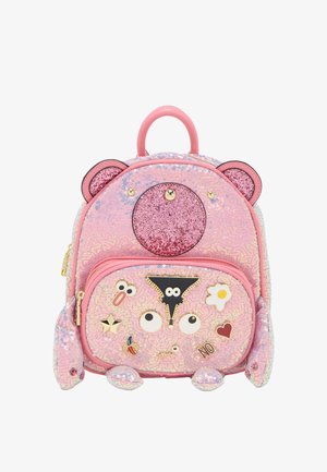 Petit sac à dos rose à paillettes en forme d’ours avec des oreilles, des pattes et une poche avant décorée avec des pins en émail ludiques.