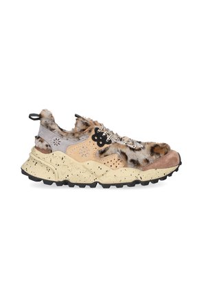 Mehrfarbige Sneakers mit einem flauschigen Leopardenmuster-Obermaterial, Wildlederakzenten und einer klobigen, gesprenkelten Sohle. Enthält Schnürungen mit floralen Aussparungen.