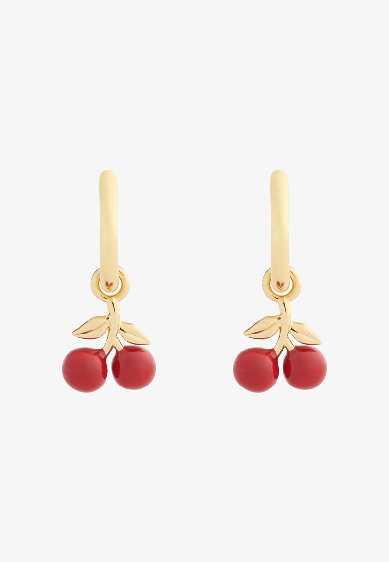 Boucles d'oreilles créoles en or avec des pendentifs en forme de cerises rouges et deux petites feuilles en or sur chaque pendentif, sur fond blanc.