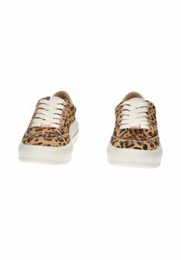 Luipaardprint sneakers met beige veters, witte rubberen zolen en contrasterende stiksels. Lichtgewicht, bovenwerk van stof met een gestructureerde afwerking.