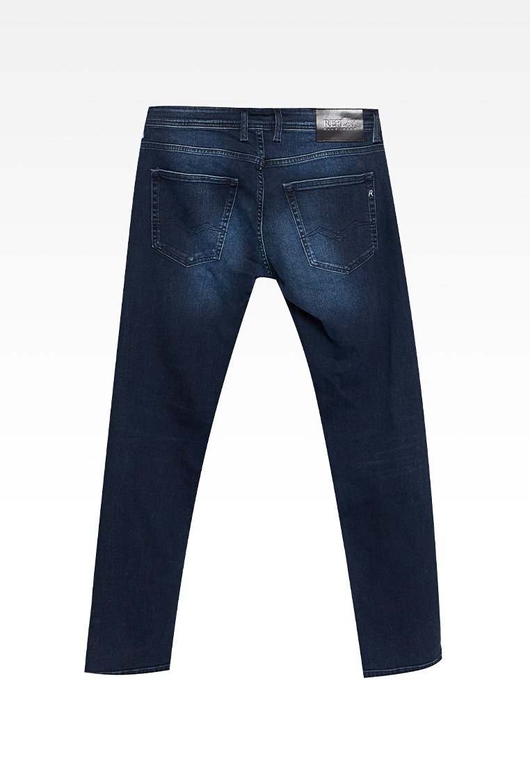 Donkerblauwe denim jeans met een slim fit, voorzien van twee achterzakken, een logopatch op de tailleband en een gladde textuur.