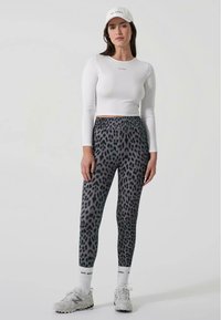 OH APRIL RITA  - Leggings - Byxor - leoprintgrey