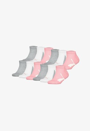 Lot de chaussettes de cheville en rose, blanc et gris. Présente une texture côtelée et un logo d'une couleur contrastante sur chaque chaussette.