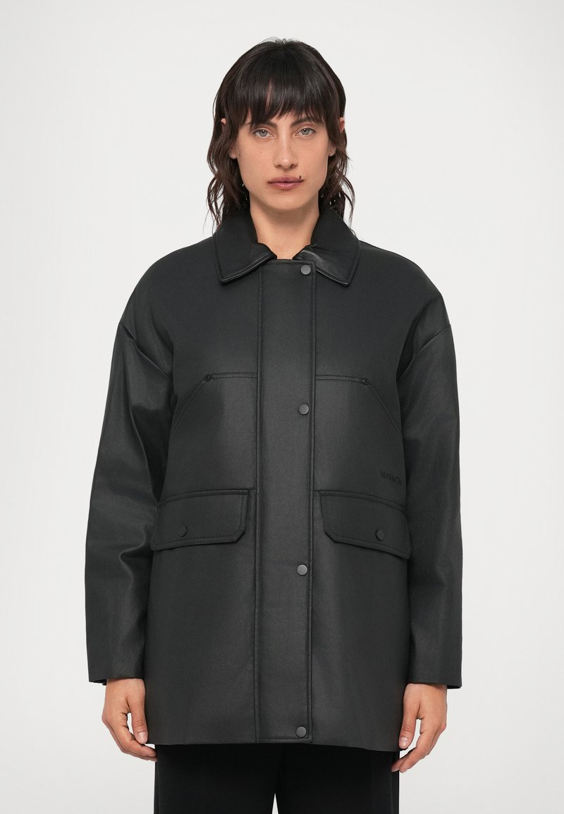 Casaco impermeável preto com gola, fecho frontal de pressão, dois bolsos na frente e um acabamento liso e mate.