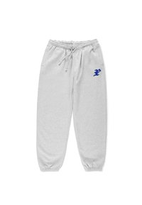 Szare dresowe spodnie wykonane z miękkiego materiału, z elastycznym pasem ze sznurkiem, zwężanymi nogawkami i niebieskim haftowanym logo.