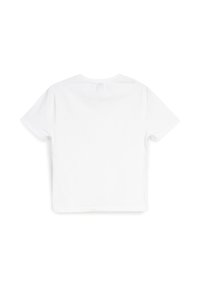 Biała bawełniana koszulka z okrągłym dekoltem i krótkim rękawem. Materiał jest gładki i miękki, z prostym, nieozdobionym tyłem.