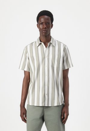 Chemise à manches courtes à boutons avec des rayures verticales en vert pâle et blanc, dotée d'une poche poitrine et d'une texture de tissu douce.