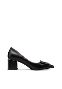 Escarpin pour femme en cuir noir à petit talon, bout pointu et ornement carré décoratif à l'avant, présenté sur fond blanc.