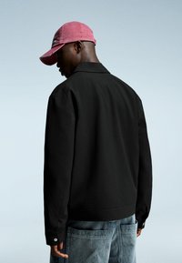 Bershka OVERSHIRT ZIP-UP - Lagana jakna - black