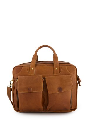 Bruine leren laptoptas met twee voorzakken, gouden hardware, dubbele handvatten aan de bovenkant en een afneembare schouderriem. Soepele textuur met stiksels.