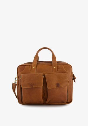 Bruine leren laptoptas met twee voorzakken, gouden hardware, dubbele handvatten aan de bovenkant en een afneembare schouderriem. Soepele textuur met stiksels.