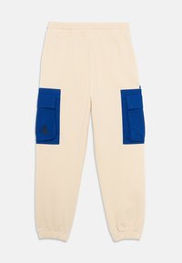 Beige joggebukser med blå cargo-lommer, elastisk midjebånd og mansjetter. Har logo-detalj på venstre lomme. Myk bomullsblandingsmateriale.