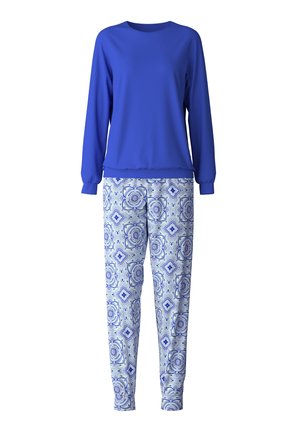 Haut à manches longues bleu avec un col rond, associé à un pantalon à motifs présentant des designs bleus et blancs complexes sur un fond clair.