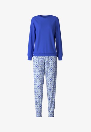 Haut à manches longues bleu avec un col rond, associé à un pantalon à motifs présentant des designs bleus et blancs complexes sur un fond clair.