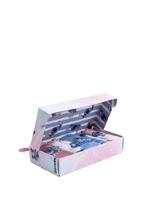 Scatola con un design colorato che presenta personaggi dei cartoni animati. Contiene abbigliamento piegato in tonalità di rosa, blu e bianco, con motivi e grafiche.
