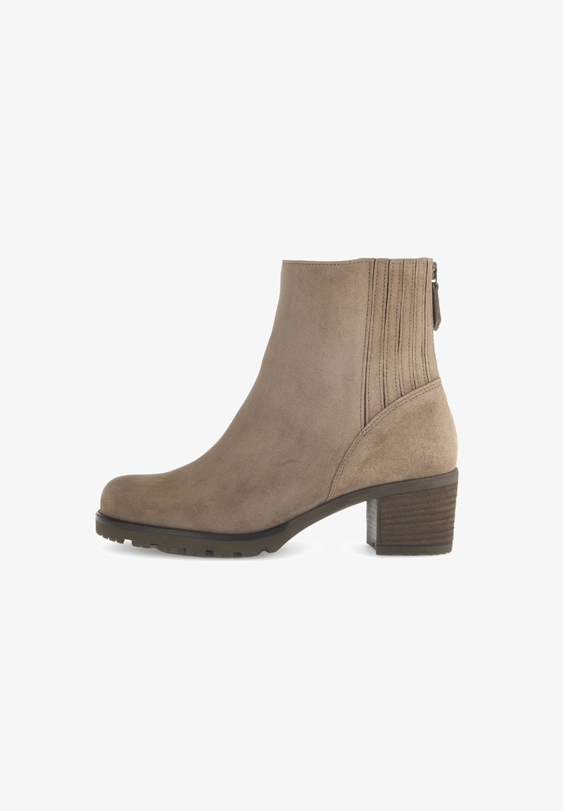 Braune Wildleder-Ankelstiefel mit runder Zehenpartie, strukturierten Seitenpaneelen und einem gestapelten Absatz. Verfügt über einen seitlichen Reißverschluss für ein einfaches An- und Ausziehen.