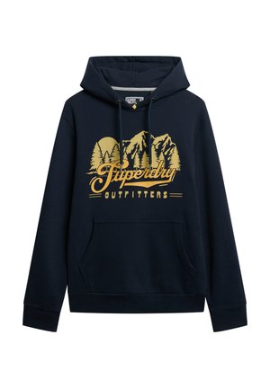 Navyblauwe hoodie van katoen, met een buidelzak, koordjes en een gouden afbeelding van bergen en bomen met de tekst "Superdry Outfitters".