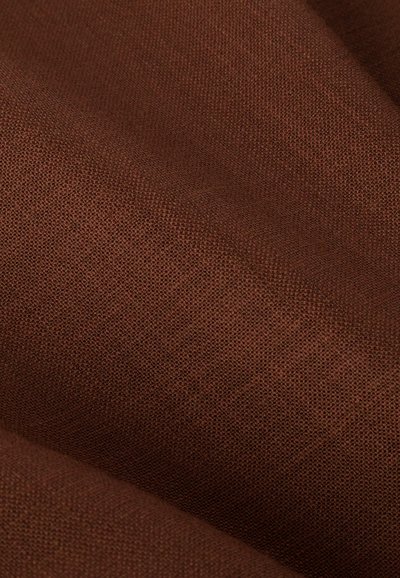 Tessuto marrone con una texture che mostra un motivo intrecciato, con una superficie liscia e leggermente lucida, con pieghe che creano profondità.