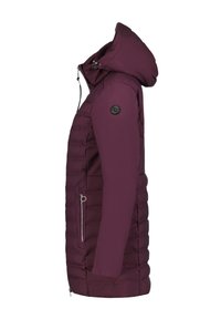 Chaqueta acolchada morada con cierre frontal, bolsillos laterales y capucha. Fabricada con un material suave y a prueba de agua, con un diseño acolchado.