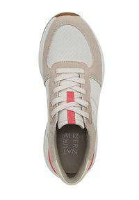 Sneaker beige e bianca con materiali in camoscio e rete, caratterizzata da un accento rosso sulla linguetta, lacci rotondi e una suola texturizzata.