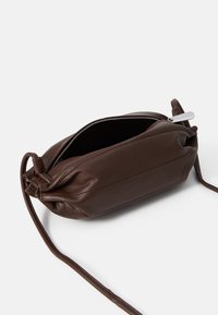Marimekko PIKKU KARLA UNISEX - Skulderveske - dark brown