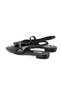 Ballerines en cuir verni noir à bout pointu, à talon plat et avec une sangle à boucle réglable. Texture lisse avec un éclat subtil.