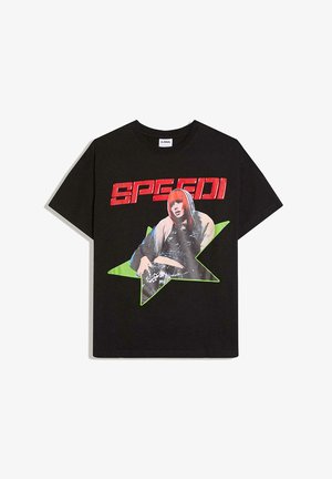 Czarny T-shirt z czerwonym napisem "SPEEDI" nad grafiką osoby z czerwonymi włosami w czarnym stroju, oprawioną w zielony kształt gwiazdy.