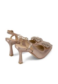 Tacones slingback color oro rosa con acabado satinado, que presentan acentos florales embellidos y un tacón cónico de 7 cm. Diseño de punta abierta.