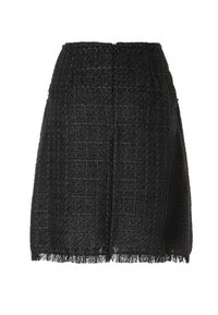 Schwarzer Tweed-Minirock mit strukturierter Oberfläche, ausgestattet mit einem Fransensaum und einem schlichten Reißverschluss auf der Rückseite. Gerader Schnitt ohne zusätzliche Verzierungen.