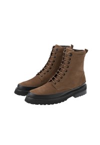 Botas de tobillo de ante marrón con cintas, suela de goma negra, con ojales de metal y puntera reforzada. Parte superior texturizada y acentos en contraste.
