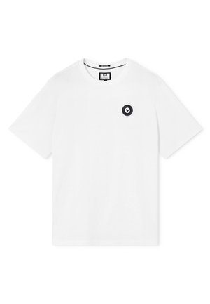 Tricou alb cu mâneci scurte și guler rotund, având un mic logo circular negru cu un design alb pe partea stângă a pieptului.