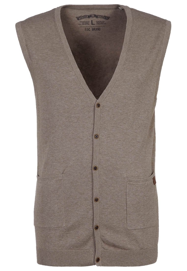 Beige gebreid mouwloos vest met een V-hals, vijf knopen aan de voorkant, twee voorzakken en een klein leren logoplaatje aan de zijkant.