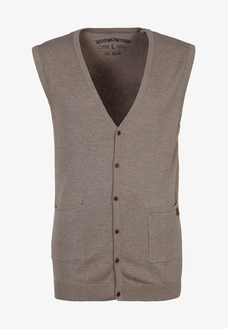 Beige gebreid mouwloos vest met een V-hals, vijf knopen aan de voorkant, twee voorzakken en een klein leren logoplaatje aan de zijkant.