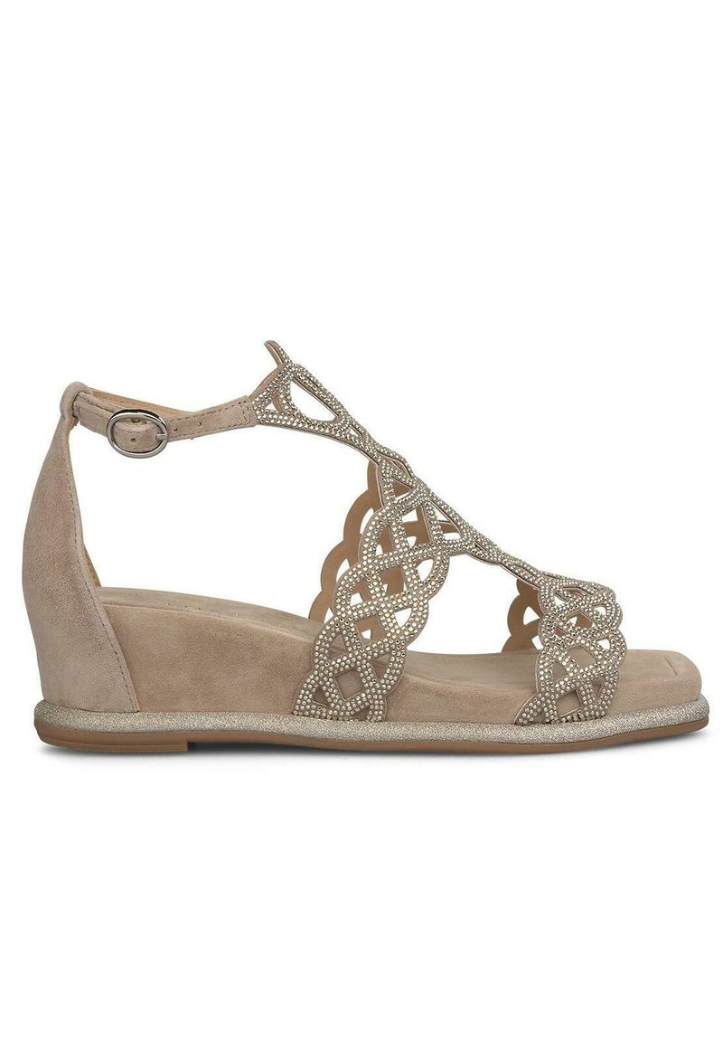 Sandalo a zeppa beige con tomaia in suede, design intagliato intricato e decorato con piccoli strass, completo di cinturino alla caviglia e suola piatta.
