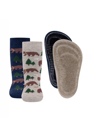 Zwei Paar Socken: ein dunkelblaues Paar mit schlichter Gestaltung und ein cremefarbenes Paar mit braunen Bären und grünen Bäumen. Enthält zwei Einlegesohlen mit strukturierten Oberflächen.
