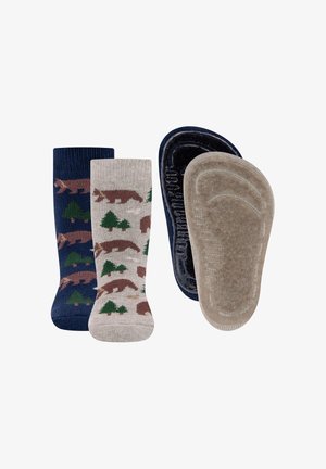 Zwei Paar Socken: ein dunkelblaues Paar mit schlichter Gestaltung und ein cremefarbenes Paar mit braunen Bären und grünen Bäumen. Enthält zwei Einlegesohlen mit strukturierten Oberflächen.