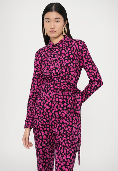 Φόρεμα μακρυμάνικο με ροζ λουλουδάτο μοτίβο σε μαύρο φόντο, με γιακά, ζώνη και καλοσχηματισμένη εφαρμογή. Ελαφρύ ύφασμα.