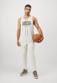 Under Armour ZONE WOVEN - Treniņtērpa apakšdaļas - white clay