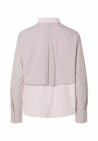 Ljusrosa långärmad skjorta med ett randigt överdrag på baksidan, prydd med en krage med spets och knäppta ärmslut, gjord av mjukt tyg.