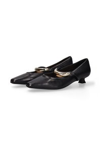 Chaussures en cuir noir avec un bout pointu et un petit talon carré. Présentent un accent métallique près de l'ouverture. Texture lisse.