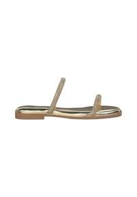 Gouden platte sandaal met twee dunne banden met rhinestone-accenten, een gladde metallic afwerking en een lage platte zool.