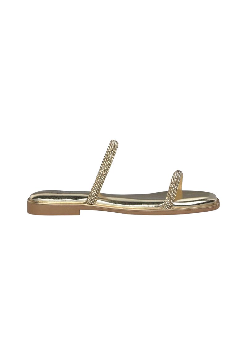 Gouden platte sandaal met twee dunne banden met rhinestone-accenten, een gladde metallic afwerking en een lage platte zool.
