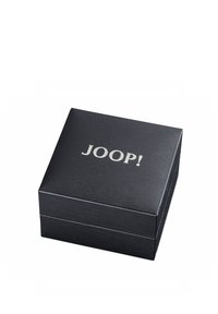 Caja de regalo negra texturizada con tapa articulada, que presenta un logotipo plateado "JOOP!" en la superficie superior. Diseño rectangular sencillo, con bordes suaves.