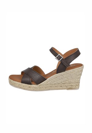 Sandalia cuña de cuero marrón con correa al tobillo y hebilla, suela plataforma de yute trenzado y diseño de puntera abierta.