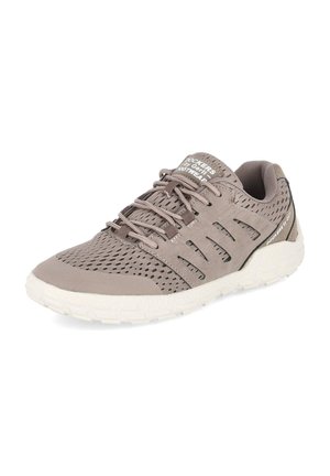 Zapatilla deportiva de malla transpirable marrón claro con suela blanca, diseño con cordones y marca "Dockers by Gerli" en la lengüeta y el lateral.