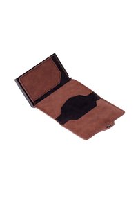 Portafoglio in pelle marrone aperto per rivelare i compartimenti interni; texture morbida, forma rettangolare, con un rivestimento nero e dettagli hardware minimi.