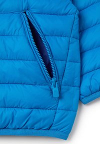Blaues Puffer-Jackett mit horizontaler Steppung, ausgestattet mit einer Reißverschlusstasche und strukturiertem Stoff, abgerundet mit einem kontrastierenden Saum und Bündchen.