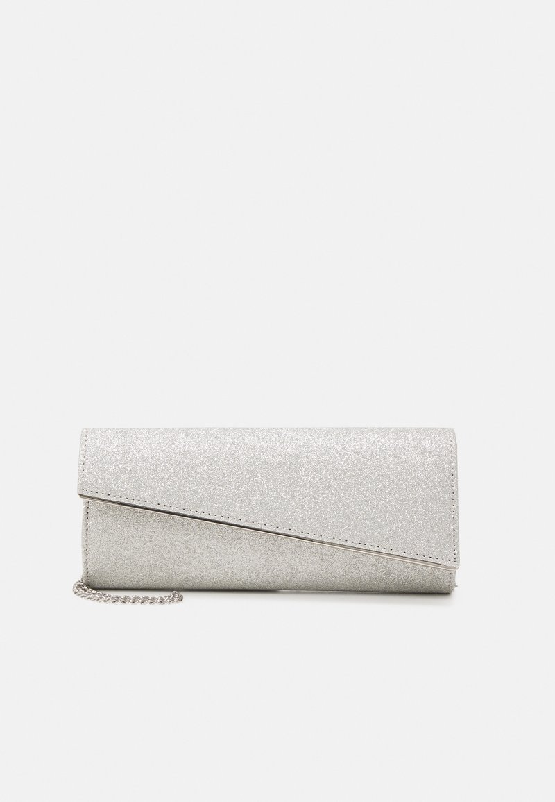 Pochette pailletée argentée avec rabat diagonal et fine chaîne argentée visible sur le côté, sur fond clair uni.