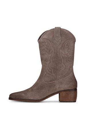 Botte de cowboy en suède gris avec un bout pointu, des motifs texturés sur l'empeigne et un talon en bois. Présente des accents de coutures décoratives.