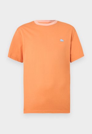 Korte mouwen t-shirt van oranje katoen met een lichtroze ronde hals. Voorzien van een klein blauw geborduurd logo op de linkerborst.